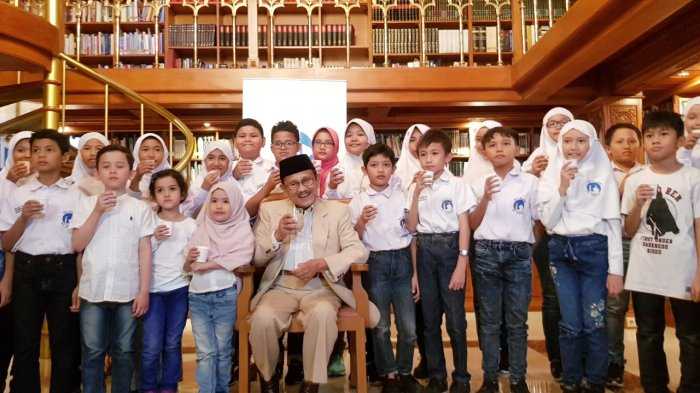 BJ Habibie dan para calon anak Indonesia GENIUS di masa depan bersama memegang minuman sehat (www.tribunnews.com)