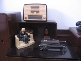 Radio dan mesin ketik kuno (dok. pribadi)