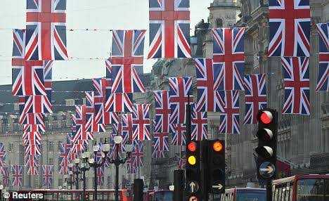 Bendera Union Jack yang menghiasi London saat menjadi tuan rumah Olimpiade 2012. Foto: Reuters.