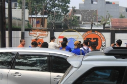 Suasana pembuatan mural di tengah kepadatan Jalan Tomang Raya