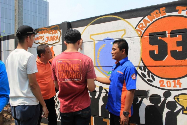Ketua Karang Taruna meminta Camat Palmerah dan Lurah Jati Pulo untuk melukis mural