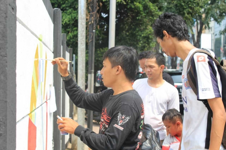 Pemuda The Jak Mania Korwil 53 Jati Pulo turut melukis mural