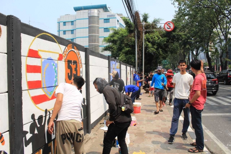 Karang Taruna Kelurahan Jati Pulo membuat mural Asian Games 2018