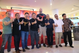 Pejabat Pemerintah Provinsi Kepulauan Riau, BP Batam, Pemerintah Kota Batam berfoto bersama pemain dan sutradara Buffalo Boys. | Dokumentasi Pribadi