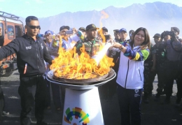 Susi Susanti saat menyalakan api Asian Games 2018 di mini kaldron| Dokumentasi Galih Lintartika