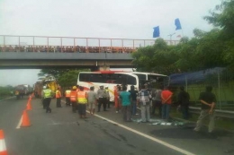 (Kecelakaan di Tol Jakarta-Merak (foto:Ridho/Sindonews)