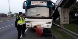 Polisi menghukum sopir yang menurunkan penumpang di jalan tol| Sumber: kompas.com