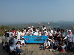 Peserta tour FH'20 Usakti berada di Bukit Palupayung. Gembira. Foto | Dokpri