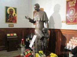 dok/tjiptadinata effendi ket.foto: patung Paus Johanes Paulus 1