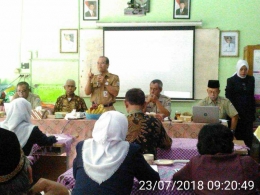 Kasie PTK Sudin Pendidikan Wilayah II Jakarta Barat membuka Pelatihan Kurikulum 2013 bagi 18 Kepala Sekolah Inti & Imbas di Aula SDN Jelambar 08, Jakarta Barat/dokpri