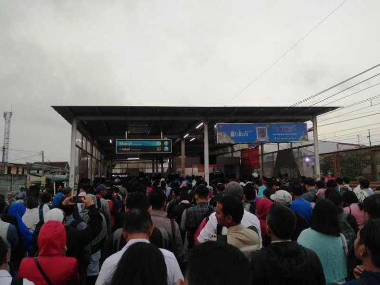 Suasana antrean di Stasiun Bojonggede (foto by widikurniawan)