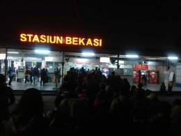 antrian pembelian tiket di Stasiun Bekasi (dokumentasi Alan Maulana)