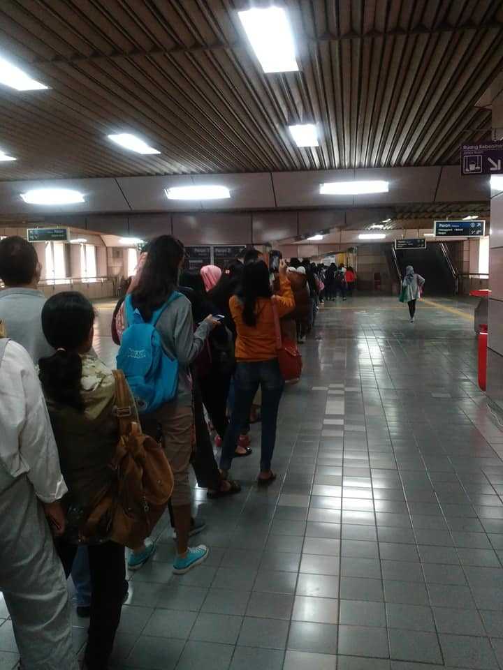 antrian di Stasiun Sawah Besar (dokumentasi Alan Maulana)