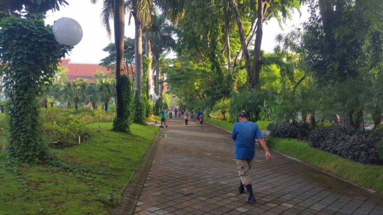 Taman Balai Kota Surabaya yang asri dengan jogging track yang baik (dok. pri).