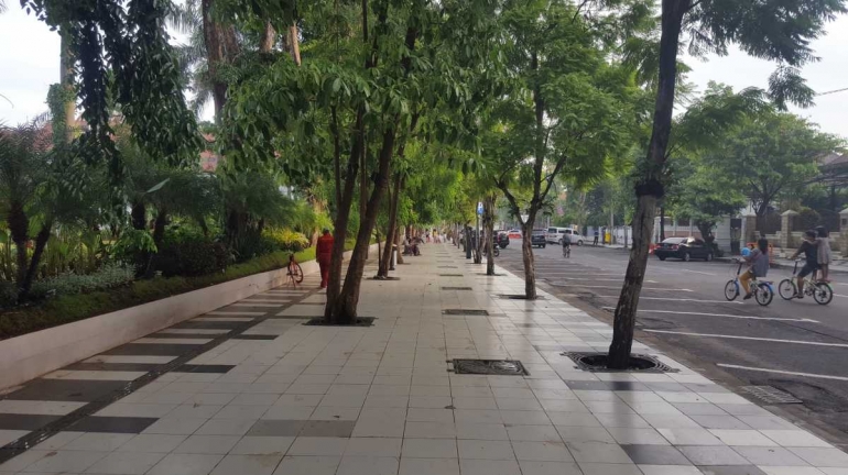 Trotoar berkualitas baik di sisi Jalan Sedap Malam di samping Taman Balai Kota Surabaya (dok. pri).