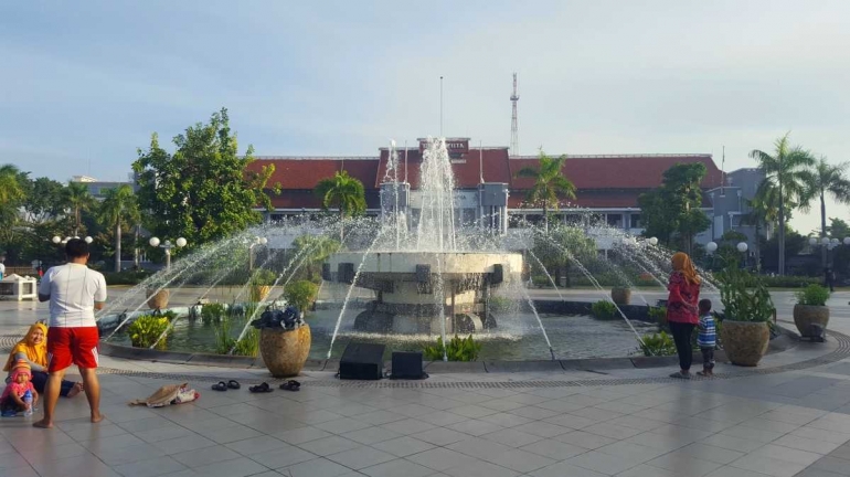 Air mancur yang ikonik di Taman Balai Kota Surabaya (dok. pri).