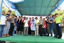 Para pejabat yang turut serta menanam Mangrove (foto Dian F /Humas Bangka) 