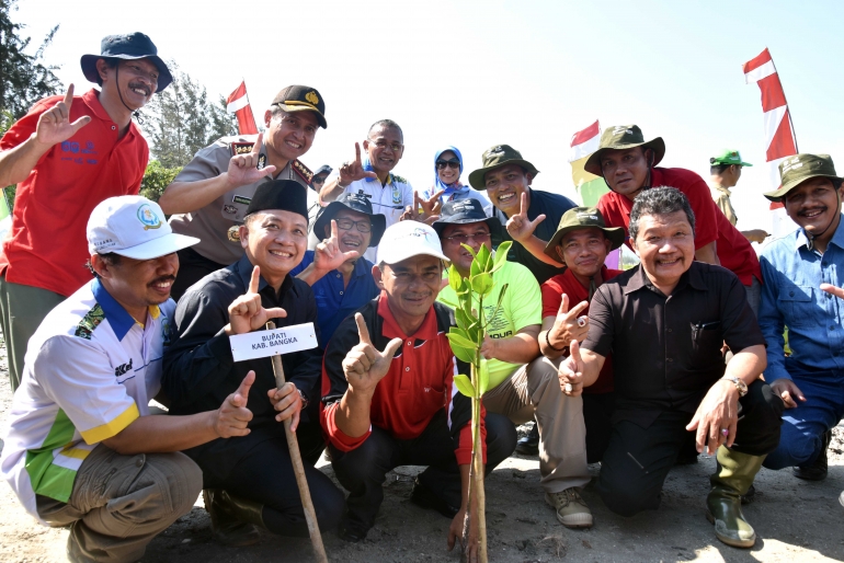 Wakil Bupati Bangka Rustamsyah bersama pejabat lainnya menanam Mangrove (foto Dian F /Humas Bangka) 