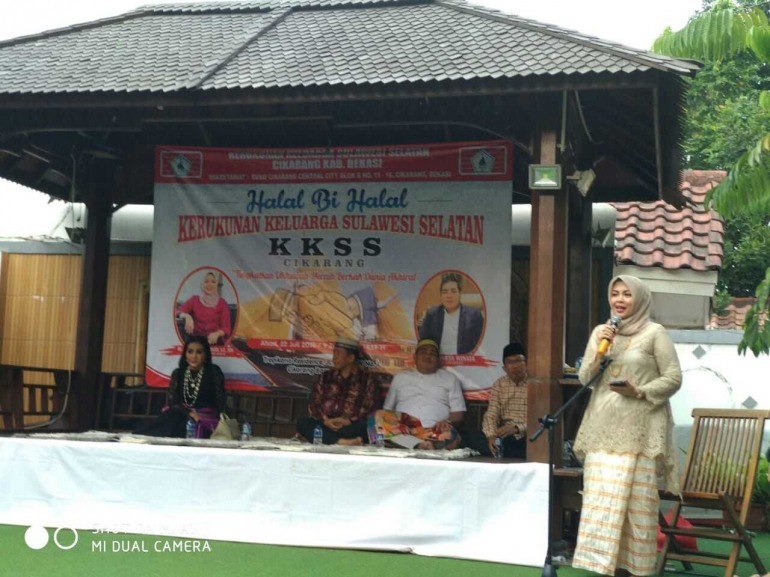 Ketua BPW KKSS Jawa Barat Ibu Hj.Sri Asri Wulandari memberikan kata sambutan dalam acara Halal bi Halal KKSS Cikarang Raya