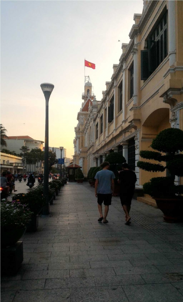 MEMESONA: Berjalan kakilah di sekitar Ho Chi Minh City Hall, Anda akan merasa sedang berjalan-jalan di negeri Eropa.