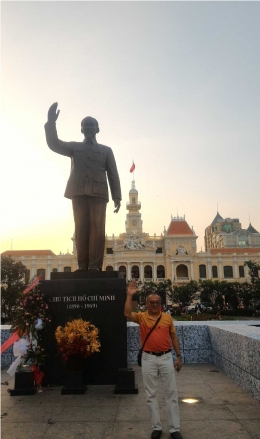 BERPOSE: Dulu, patung Paman Ho mengambil posisi duduk dan memeluk seorang anak perempuan. Setelah dipugar, Paman Ho berganti posisi untuk berdiri dan mengangkat tangan.