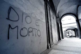Allah telah mati (Dio e morto), sebuah lukisan di tembok di Bologna, Italia. Kata-kata Friedrich Nietzsche telah menjadi semangat merealisasikan dunia yang semakin sekuler. Sumber: http://internationaltimes.it/god-is-dead/