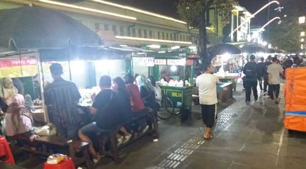 Suasana di gerobak makanan di trotoar Pasar Bringharjo, Yogyakarta, 24/7=2018 (Foto: Syaiful W. HARAHAP)