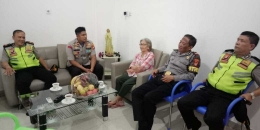 Kapolsek Tanjung Duren Kompol Lambe Petabang Birana dan jajaran menyambangi Ibu Feronika Sadarih Meliala (Ibunda dari Prof. Dr. Adrianus Meliala)