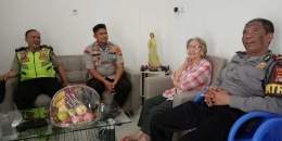 Kapolsek Tanjung Duren Kompol Lambe Petabang Birana dan jajaran menyambangi Ibu Feronika Sadarih Meliala (Ibunda dari Prof. Dr. Adrianus Meliala)