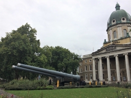 Kanon raksasa di depan Imperial War Museum