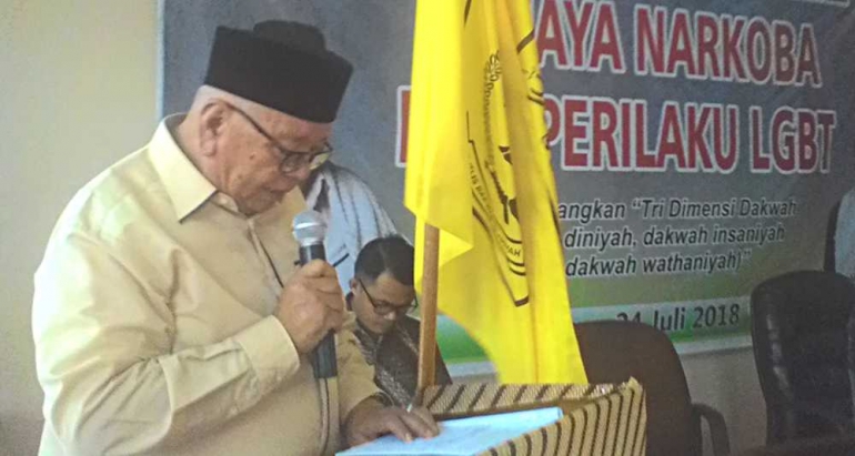 KETUA MDI Sumbar, H. Zainal MS, memberikan sambutan dalam acara pembukaan Bahsul Masail tentang ancaman narkoba bagi generasi muda, di aula Kantor Wilayah NU Sumatra Barat, Selasa (24/7). (DOK. PRIBADI).