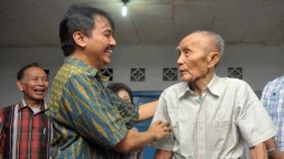 Menpora Roy Suryo mengunjungi kediaman Thio Him Tjiang pada April 2013. Kemenpora menyerahkan sejumlah bingkisan untuk sang pemain legendaris. FOTO: Kemenpora