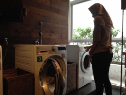 Tamu hotel bisa mencuci pakaian sendiri dengan fasilitas mesin cuci gratis (Dokumentasi Pribadi)