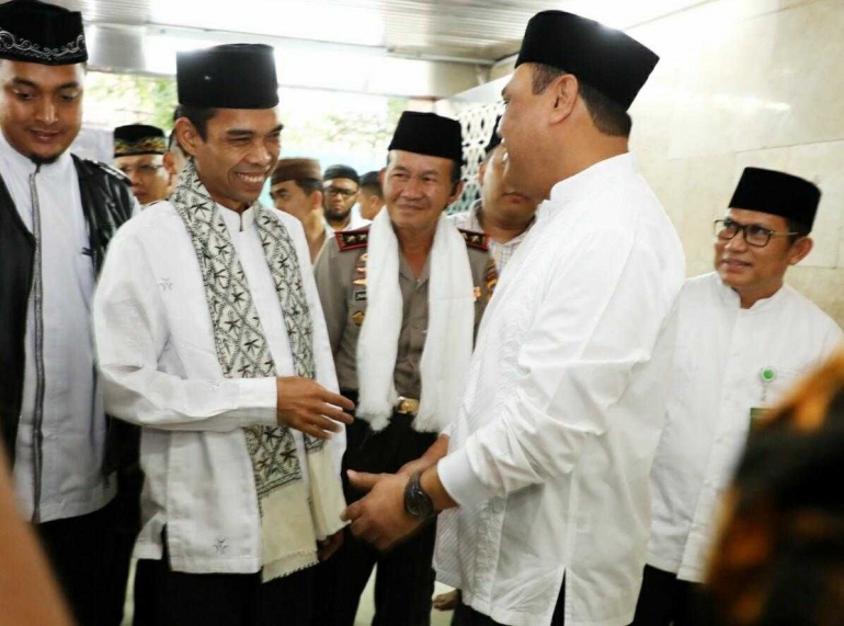 Disambut H Syafrudddin di Masjid Istqlal, Ustaz Abdul Somad ditemani Kapolda Riau. -foto: sys milla
