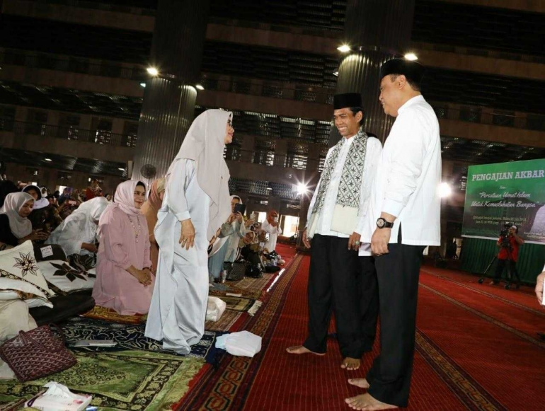 Ustas Abdul Somad langsung menemui Ibu Mufida Jusuf Kalla -foto:sys milla