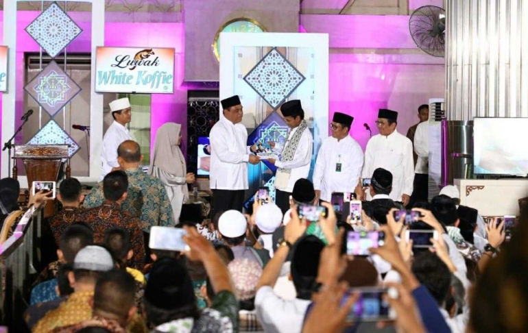 Cindera mata dari Dewan Masjid Indonesia untuk Ustaz Abdul Somad. -foto:sys milla