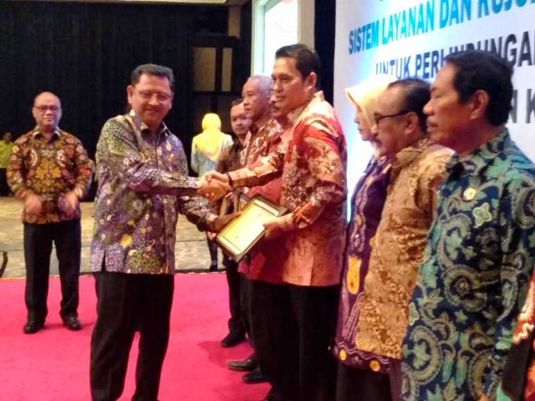 Kadis Sosial Bantaeng menerima penghargaan SLRT Awards (25/07/2018).