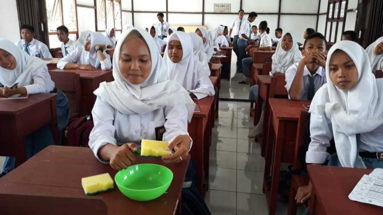 siswa-siswi diajak untuk mengetahui sifat gambut yang mudah terbakar jika lahannya telah di buka dan sebaliknya jika gambut masih baik maka akan memberi manfaat dan tidak mudah terbakar. Foto dok. Yayasan Palung