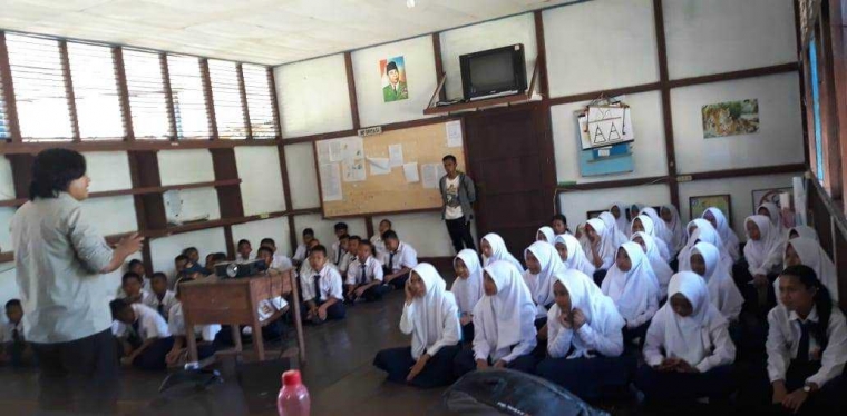 Saat penyampaian materi ceramah terkait persoalan lingkungan di sampaikan oleh Tim PL. Yayasan Palung. Foto dok. Yayasan Palung