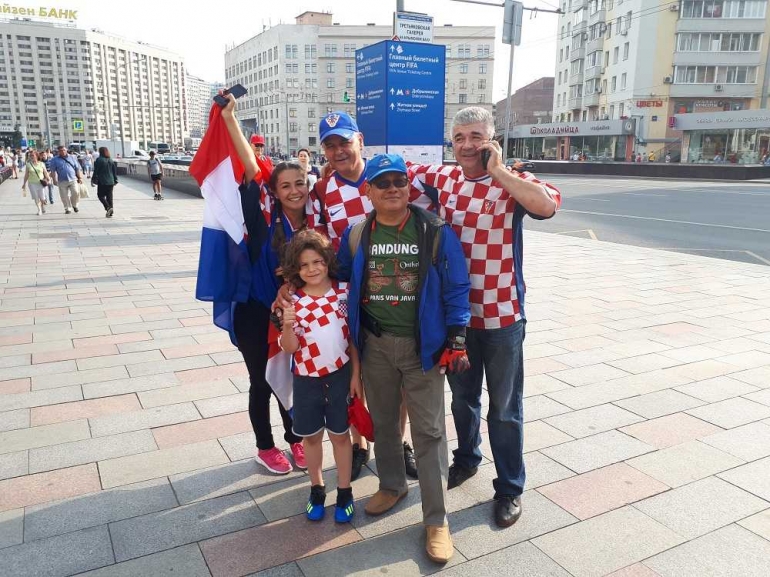 Penulis dengan pendukung Kroasia pada Piala Dunia 2018. Dokumen pribadi SZ.