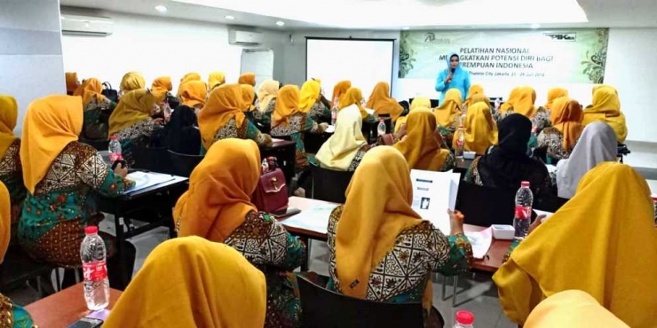 Ketua dan Anggota PKK tingkat desa se-Kab. Bantaeng belajar berkepribadian dan etika yang baik di Pulau Jawa (27/07/2018).