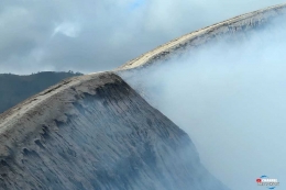 Jejak langkah di bibir kawah Bromo (dokpri)