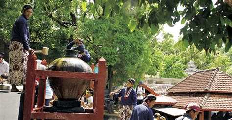 upacara adat Nguras Enceh. pic : www.jogja.co