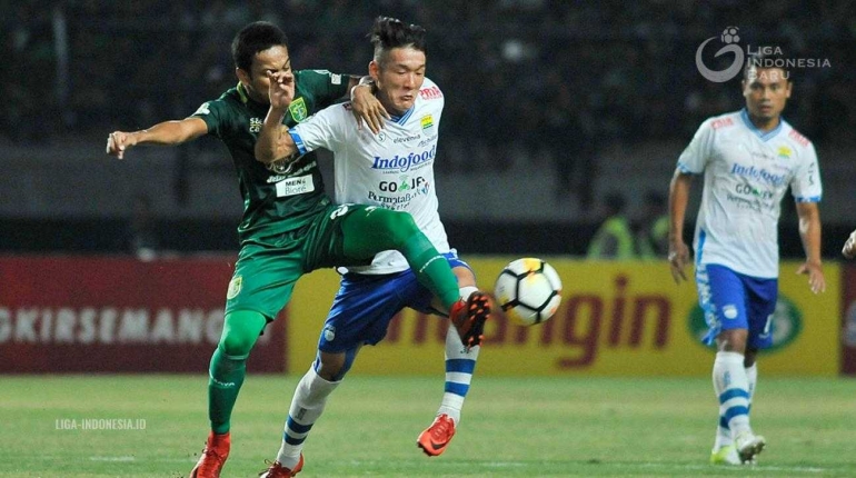 Duel sengit Persebaya vs Persib (Foto Liga-indonesia.id)