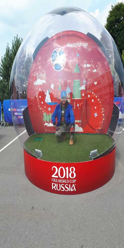 Penulis dalam Bola Plastik Piala Dunia 2018 di Rusia. Dokumen Pribadi