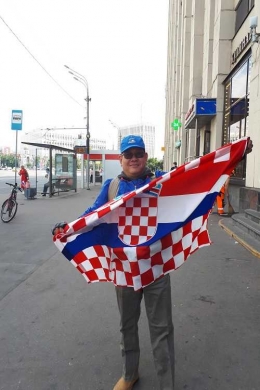 Penulis dengan bendera Kroasia pada Piala Dunia 2018 lalu. Dokumen pribadi SZ.