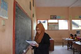 salah satu mahasiswa KKN sedang mengajar di kelas (Doc.Pribadi)