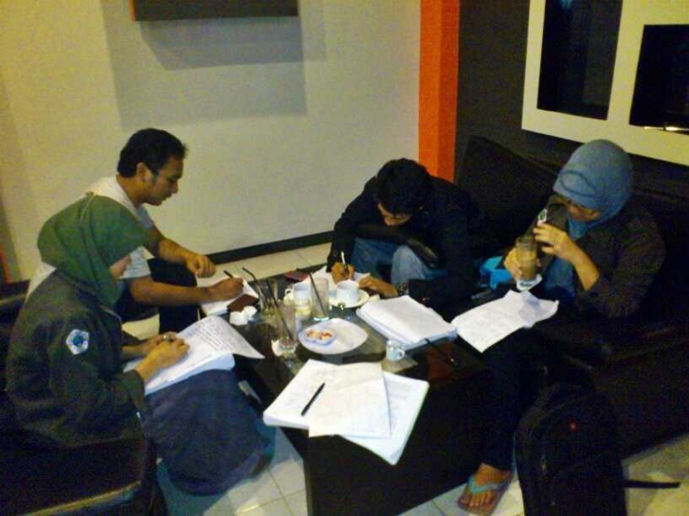 Tugas kuliah menumpuk berupa lapoan praktikum yang ditulis tangan membuat saya sering bergadang hingga malam. - Dokumen Pribadi.