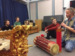 Andy Channing (memainkan seruling) bersama murid-muridnya. Foto: Gamelan Lila Cita.
