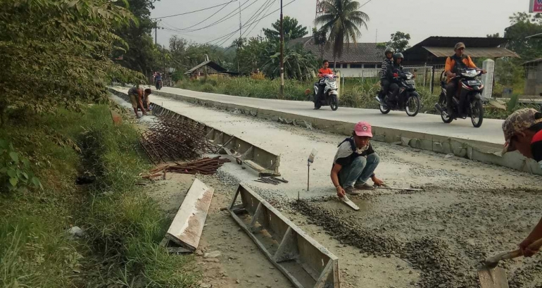 Betonisasi jalan Jasinga - Tenjo Kabupaten Bogor